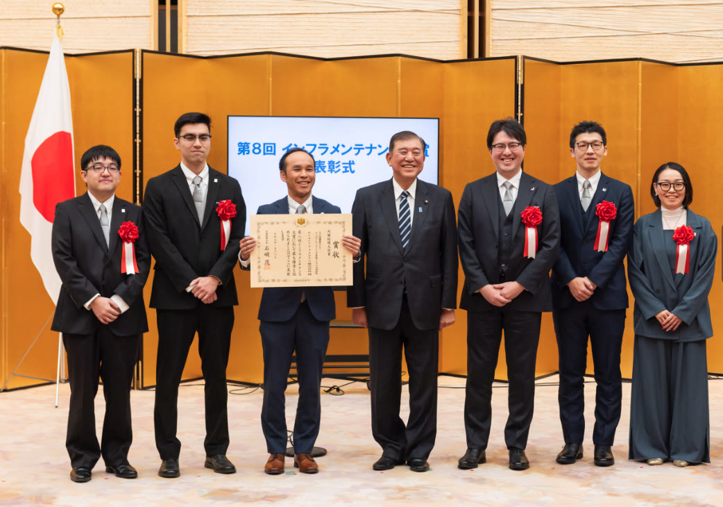 Fracta Japan team with Prime Minister Shigeru Ishiba at the Infrastructure Maintenance Award ceremony